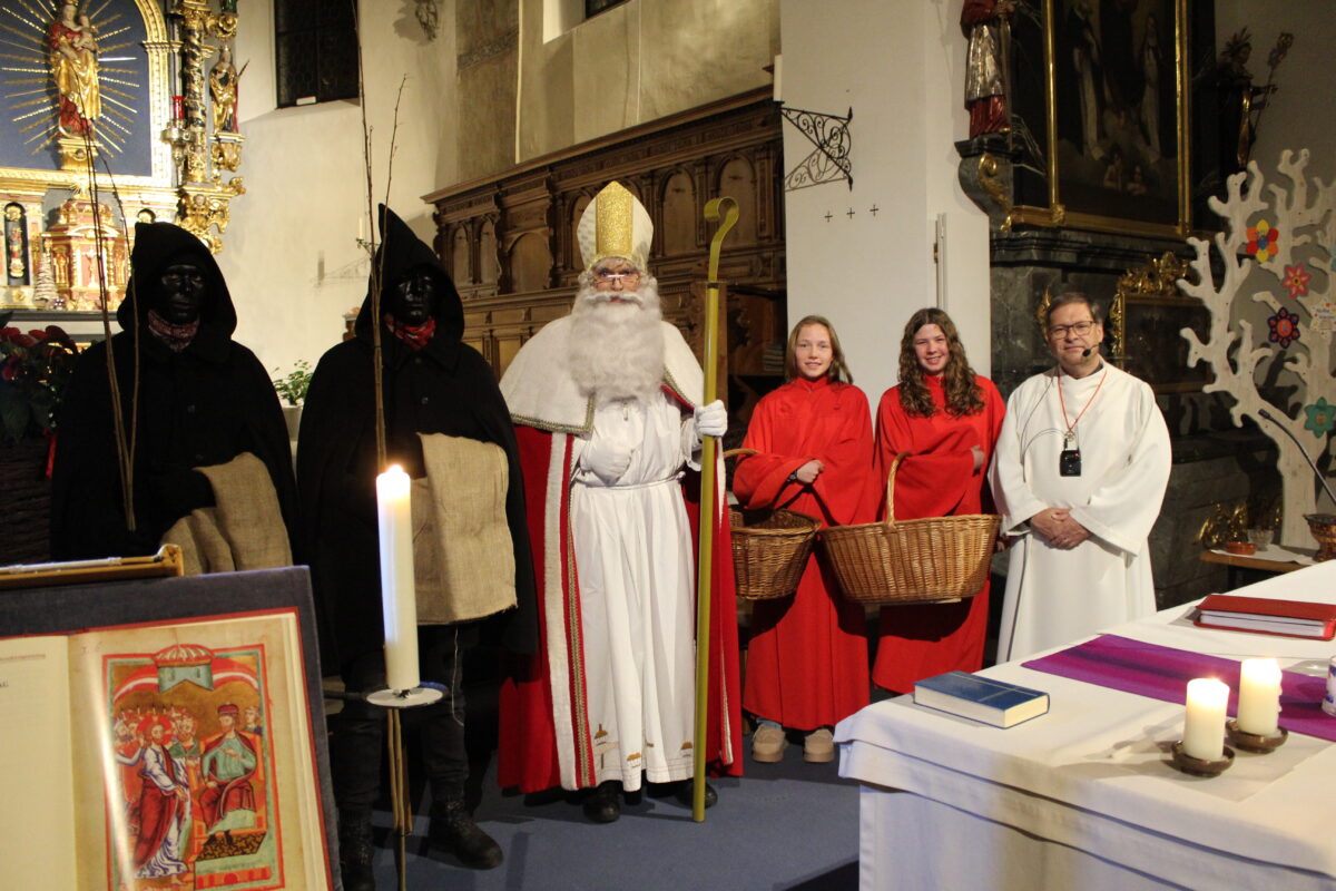 Samichlaus mit Schmutzli, Diener und Pastoralraumleiter Roland Bucher in der Pfarrkirche Büron