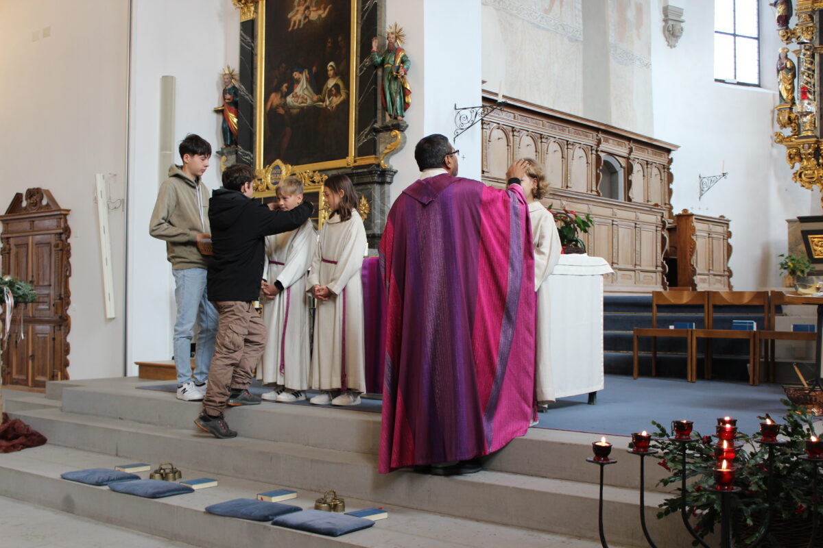 Minigottesdienste, Priester Joseph segnet die neuen Ministranten.